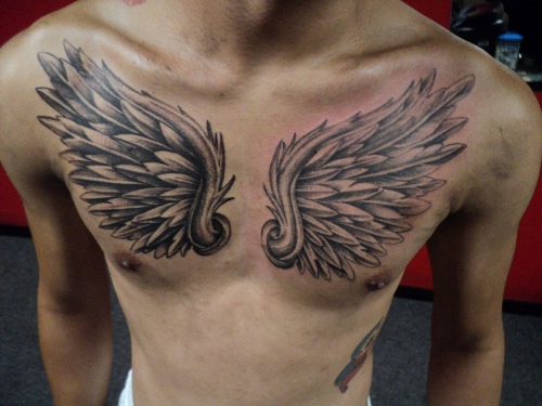 Disegni del tatuaggio del petto dell'angelo custode per gli uomini