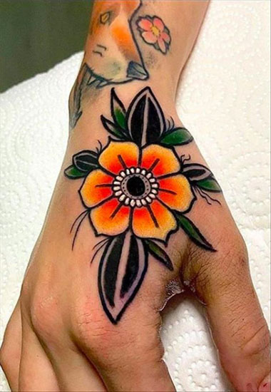 Diseño de tatuaje de margarita en la mano