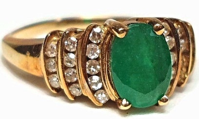 Diamante de oro de 10 quilates y amp; Anillo de esmeralda verde