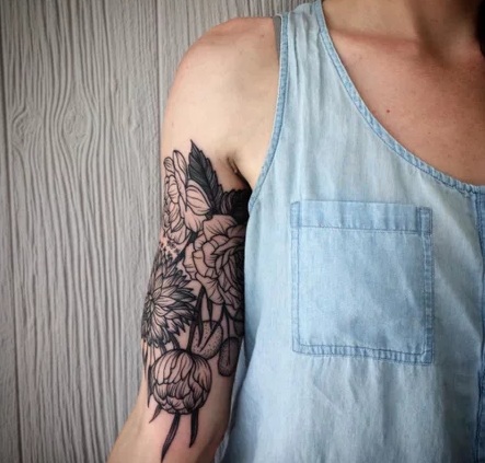 Tatuaggi di fiori blu sul braccio