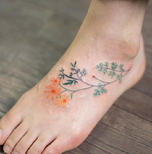 Disegno del tatuaggio del fiore sui piedi