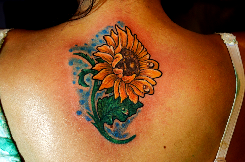 Tatuaggi di fiori di sole sulla schiena