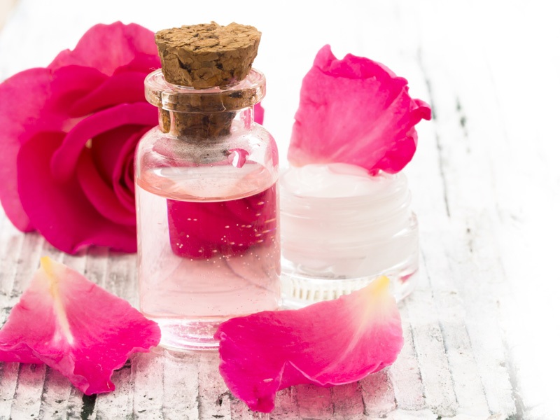 Mascarilla facial de agua de rosas y yogur para pieles secas