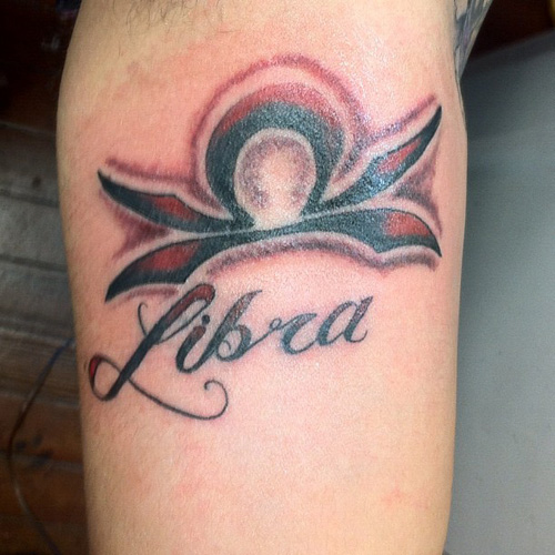 Tatuaggio con lettera Bilancia con simbolo zodiacale