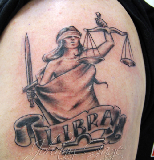 Bilancia Lady Justice tatuaggio sul braccio