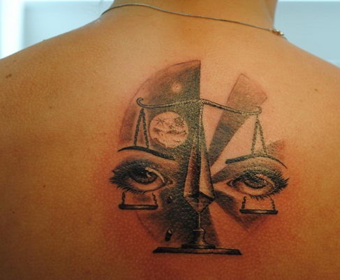 Tatuaggio Lady Eye Bilancia sulla schiena