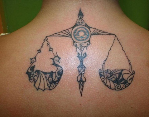 Tatuaggio geometrico Bilancia per ragazze