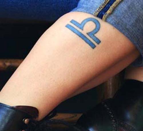 Bilancia segno zodiacale simbolo tatuaggio sulla mano