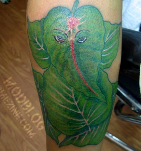 Tatuaje en la pierna, hoja de Ganesha