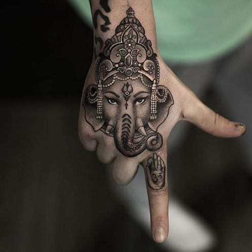 Diseño de tatuaje de Ganesh en la mano