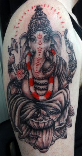 Tatuaje en el brazo, señor Ganesha simple