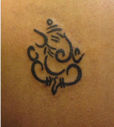 Pequeño tatuaje simbólico de Ganesh