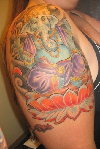 Ganesh sentado en un diseño de tatuaje de loto