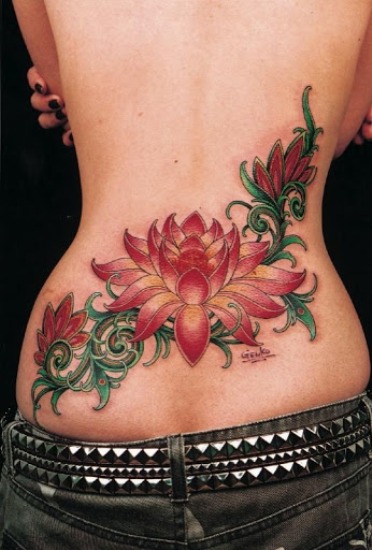 Disegno del tatuaggio del fiore di loto sulla schiena bassa
