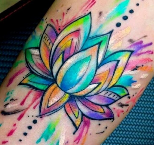 Tatuaggi multicolore di fiori di loto sulla gamba