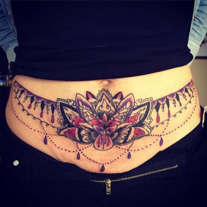 Disegni del tatuaggio del loto sullo stomaco