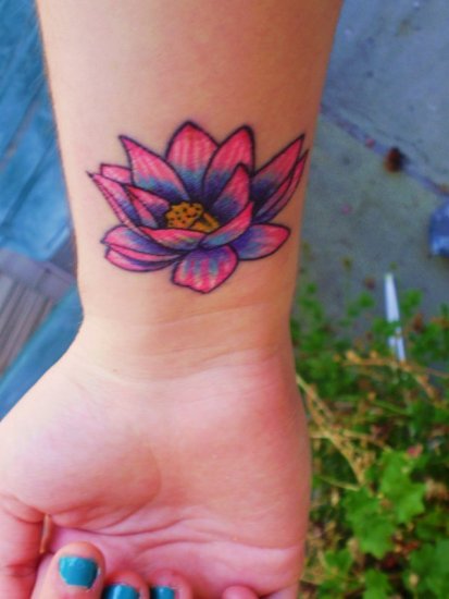 Disegno del tatuaggio del loto a mano