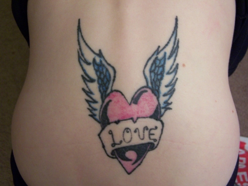 diseño de tatuaje de amor en la espalda baja