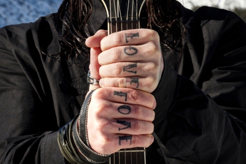 Los dedos aman la palabra tatuaje