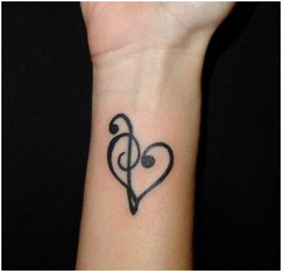 El tatuaje musical del amor en la mano