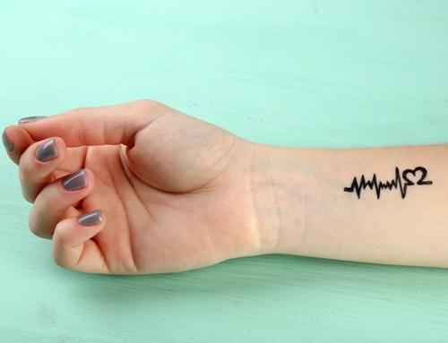 Los diseños del tatuaje del corazón del latido del amor