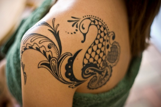 Tatuaje de pavo real negro para mujer