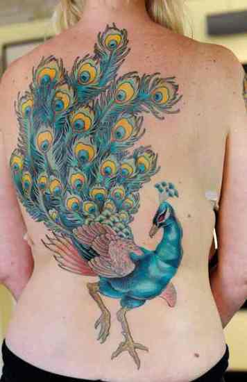 Tatuaje de pavo real en la espalda completa para mujer