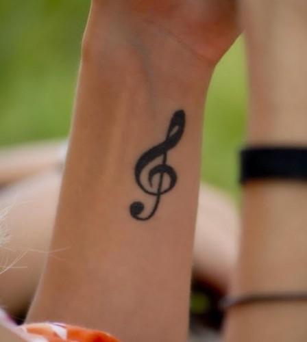 Tatuaggio permanente di note musicali sul polso