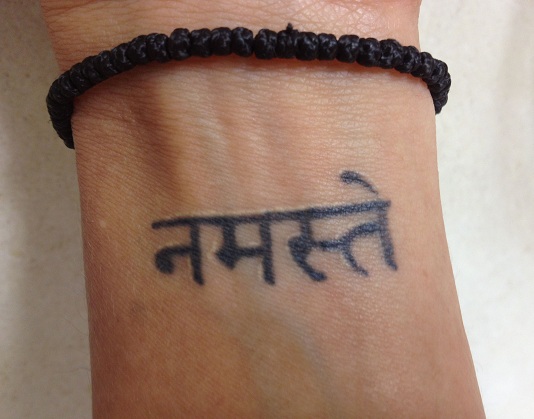 Tatuaje en sánscrito de Namaste en la muñeca