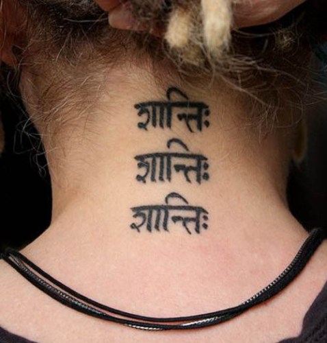 tatuaje sánscrito en el cuello