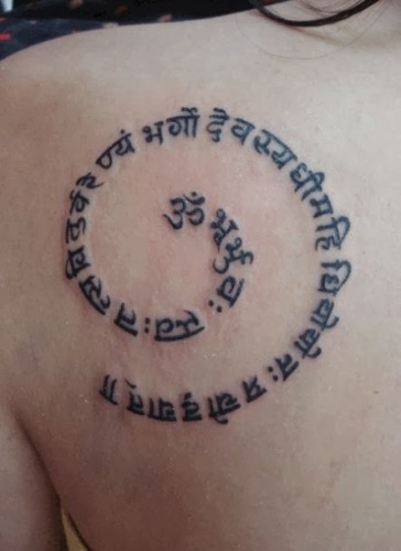 Tatuaje en el hombro, palabras en sánscrito Gayatri Mantra