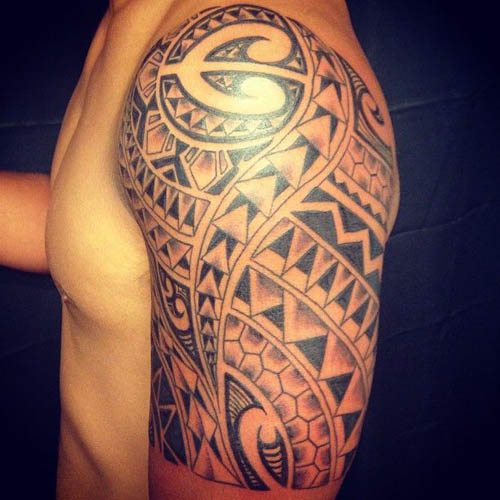 Disegni tribali del tatuaggio della spalla: