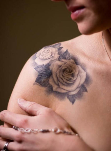 Bellissimo tatuaggio di rose sulla spalla anteriore
