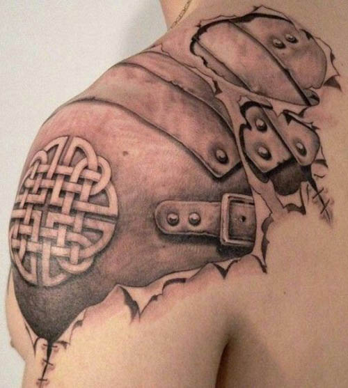Un agghiacciante disegno del tatuaggio della spalla dell'armatura per gli uomini
