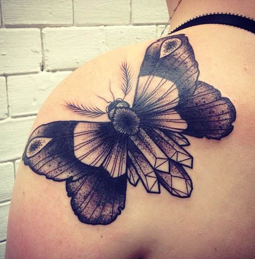 Un elaborato tatuaggio con una grande farfalla