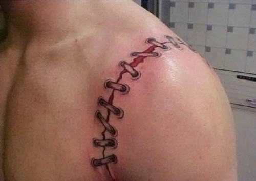 Un tatuaggio cucito sulla spalla per ragazzi