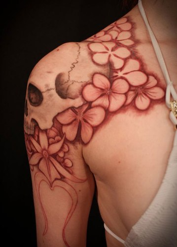 Disegno floreale del tatuaggio del cranio della spalla per le ragazze
