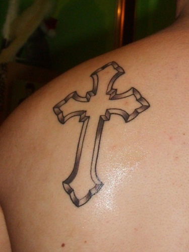 Semplice disegno del tatuaggio croce spalla per le donne