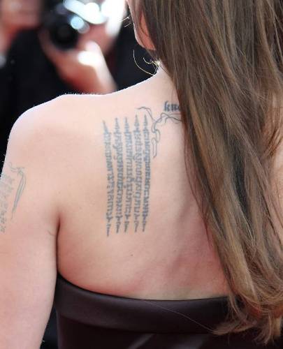 Tatuaggi di canto artistico sulle spalle