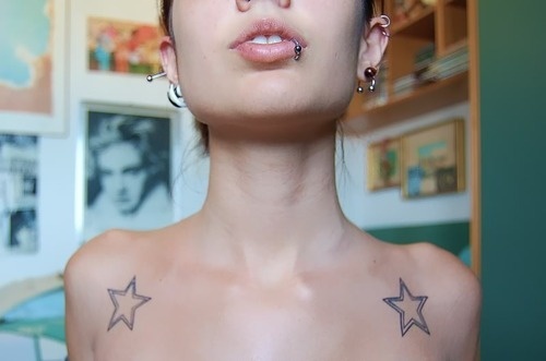 Tatuaggi stella su entrambe le spalle