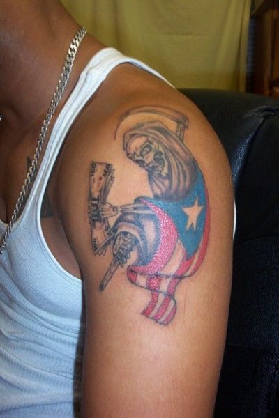 Un divertente tatuaggio sulla spalla per gli uomini