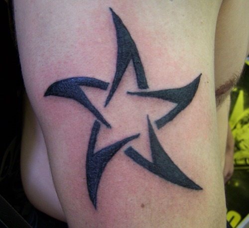 Semplice disegno del tatuaggio della stella con bordo profondo