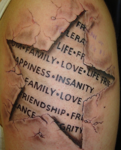 Disegno del tatuaggio 3D con pelle screpolata