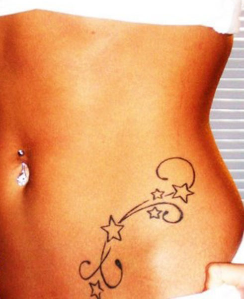 Tatuaggi a stella con motivi a spirale nella parte bassa della schiena