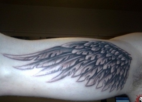 Disegni del tatuaggio del bicipite dell'ala di angelo