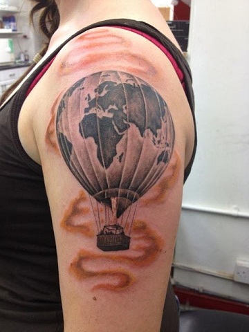 Diseño de tatuaje de globo aerostático en el bíceps