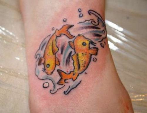 Pesci zodiaco tatuaggio sulla caviglia