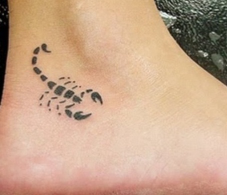 Tatuaggi di scorpione sulla gamba
