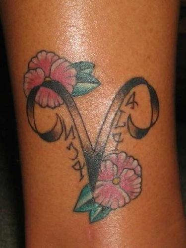 Disegno del tatuaggio del segno zodiacale del fiore dell'Ariete per le gambe