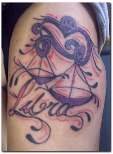 Disegni del tatuaggio del segno zodiacale della Bilancia sulla gamba